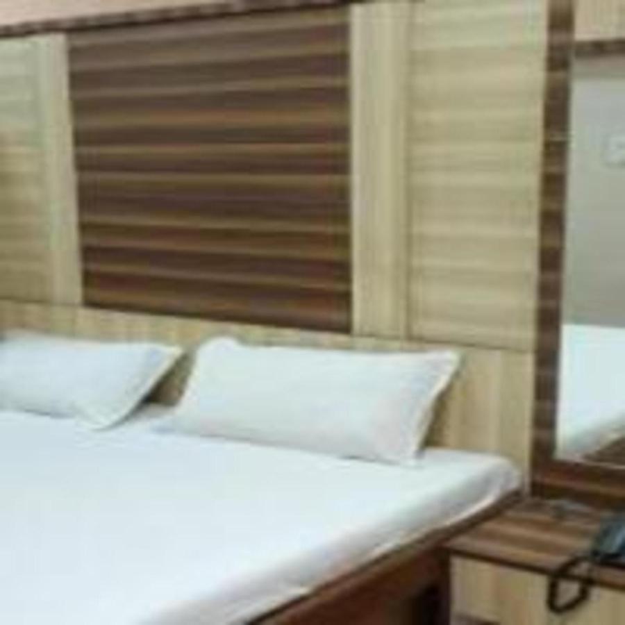 Carnival Hotel Pune Esterno foto